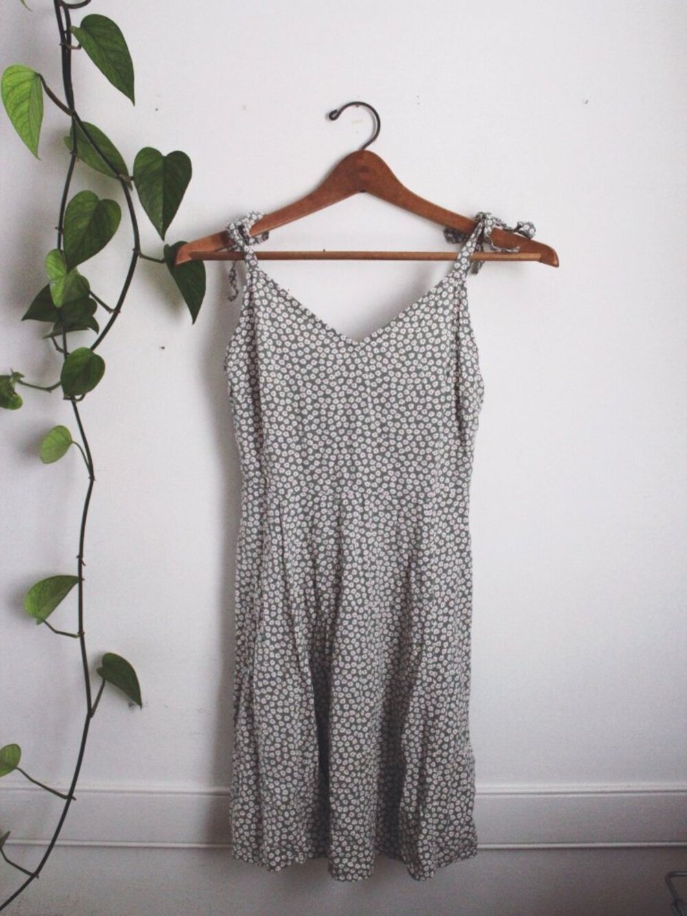 Gap Floral Sundress Smocked Back 90s Grunge Babydoll Dress XS Petite Tie-Strap